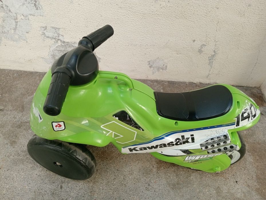 Carro e mota de brincar