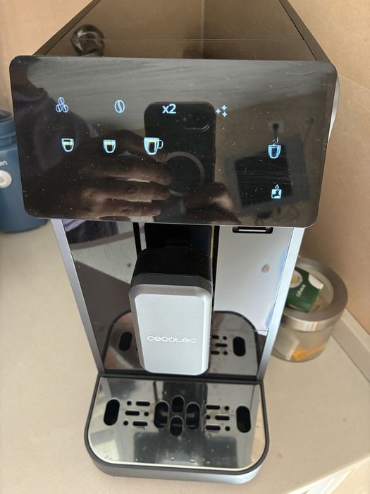Máquina de café de grão e latte