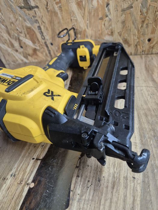Gwoździarka sztyfciarka ładowarka dewalt DCD660 DCB105