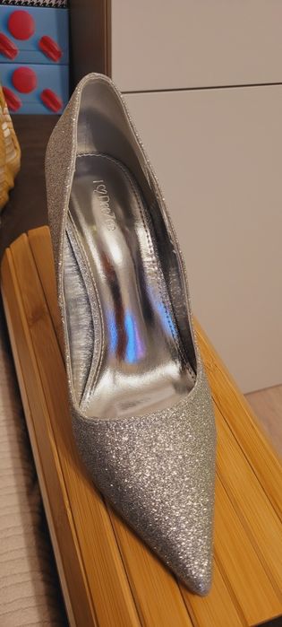Czółenka srebrne nr 40 używane 2 godziny firmy Deezee