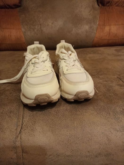 Продам  взуття для дівчинки.