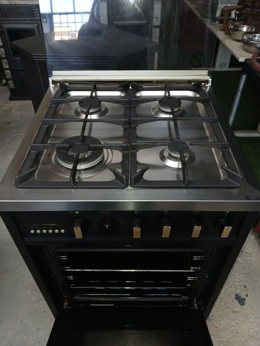 Vendo fogão semi industrial impecável