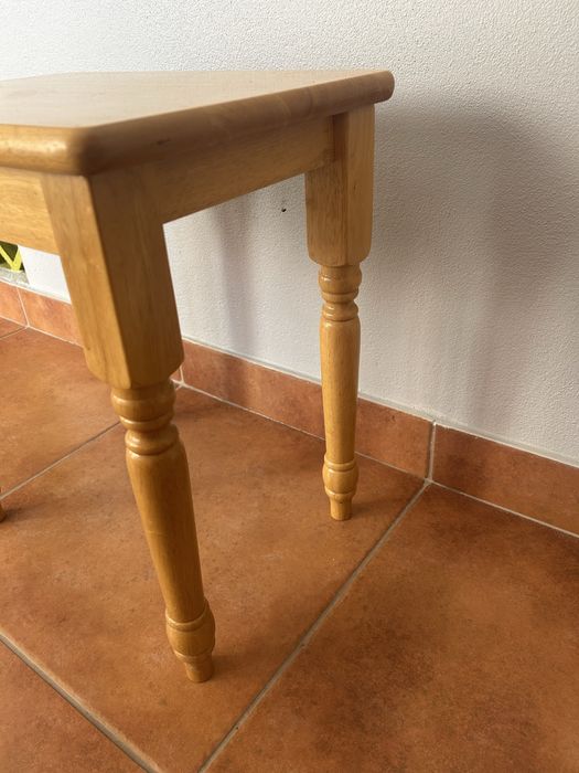 Bengaleiro e Mesa de apoio de madeira
