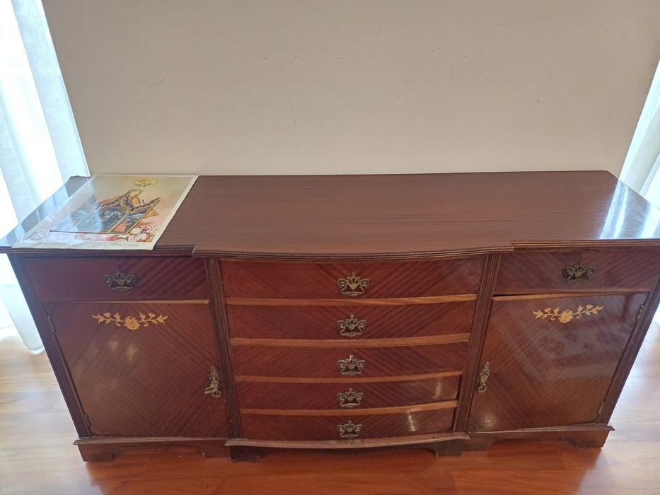 Variedade de móveis trabalhados em madeira maciça para venda