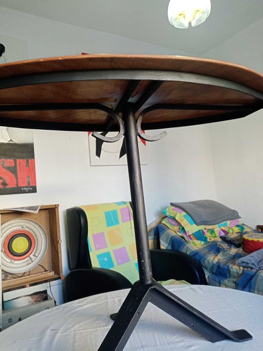 mesa com prancha e ferro fundido