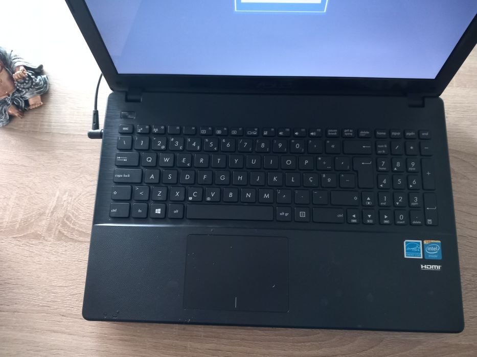 Portátil Asus modelo X551M