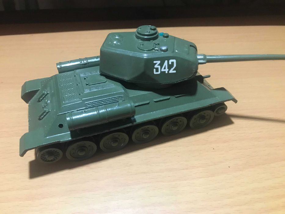 Металевий танк Т-34 з  БМП та БТР-60ПБ Легенди в металі