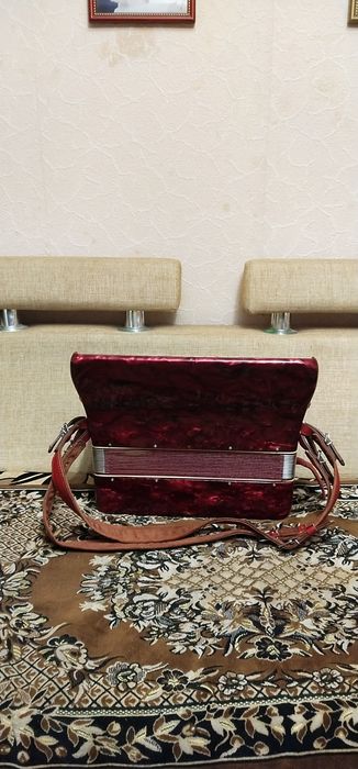 Німецький 3/4 акордеон,9+3 регістра.