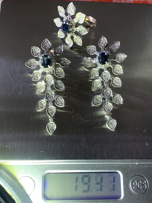 Золотий набір перстень і сережки з сапфіром та осколками діамантів