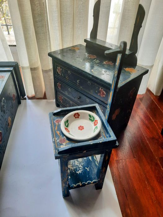 Mobília alentejana de quarto de bonecas tradicional alentejana