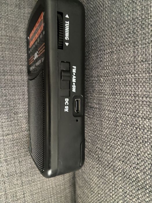 Rádio de emergência (funciona com pilha recarregável e usb)