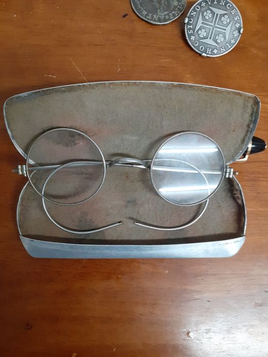 Oculos anos 40 mais estojo os 2 em latao 40€ preço negociavel