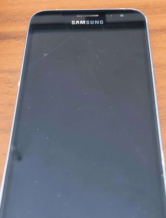 Samsung J3 2016 8gb desbloqueado, com o écran partido, mas ainda funcional. A traseira está em bom estado.