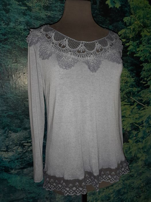 Bluzeczka sweterek niebieski Z koronkami