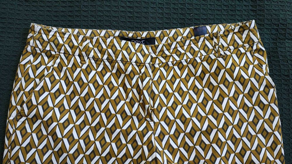 Spodnie damskie brązowe klasyczne zwężane wzór geometryczny