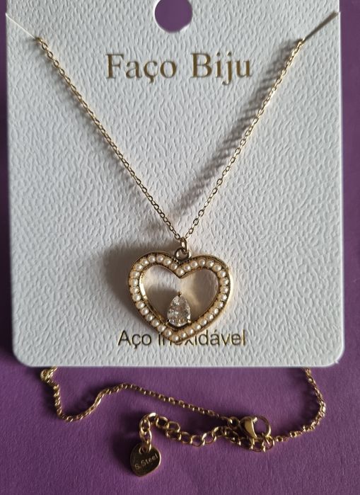 Colar dourado, em aço, com coração rodeado de micropérolas.