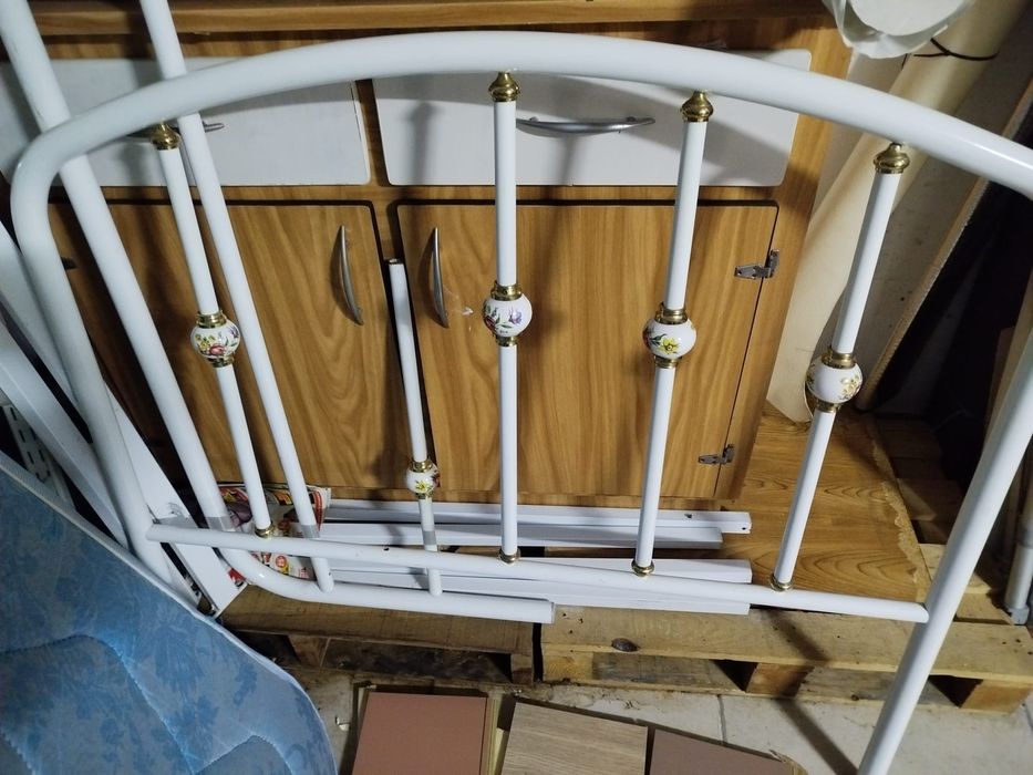 Cama individual com colchão