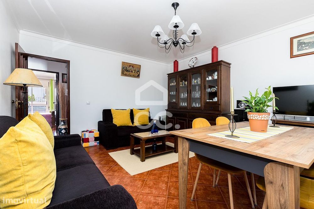 Apartamento T2 de Rés do Chão c/ Garagem e Sótão em Vila Viçosa, Évora