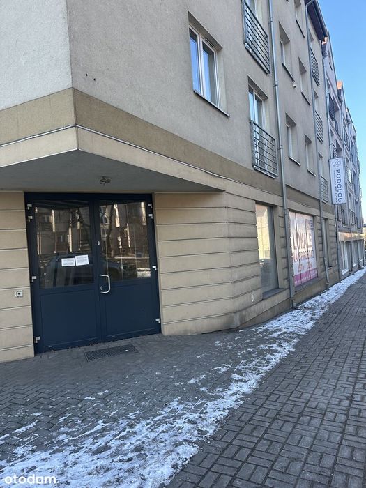 Przestronny lokal na sprzedaż z 5 miejscami parkingowymi i witrynami