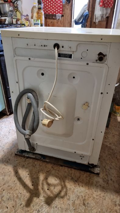 Пральна машинка Whirlpool працює