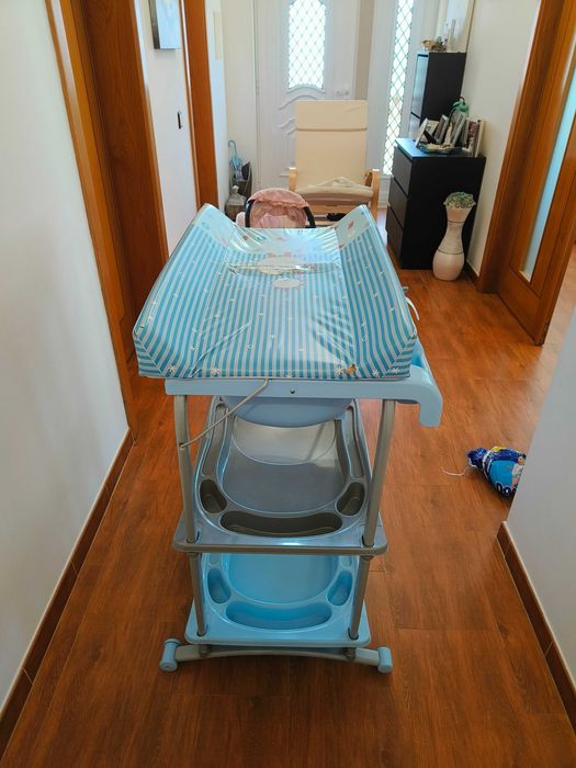 Muda fralda e banheira azul