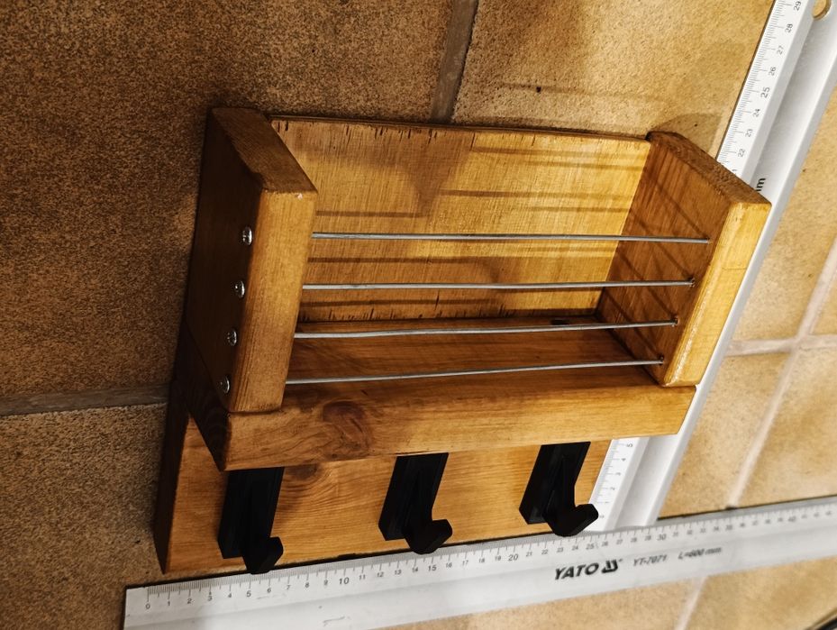 Drewniany wieszak na klucze z półką