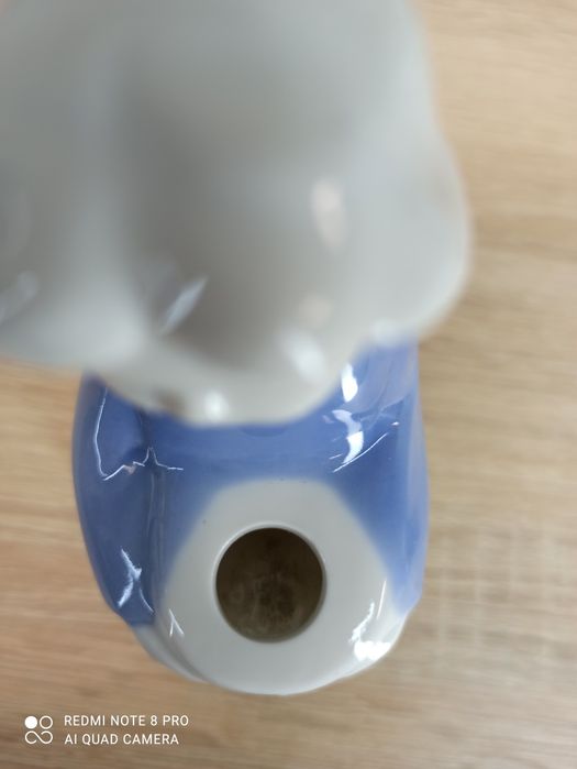 Porcelanowa figurka – świecznik, postać kobiety