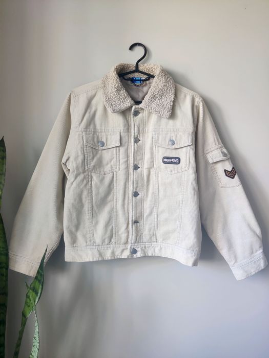 Бежева вельветова куртка