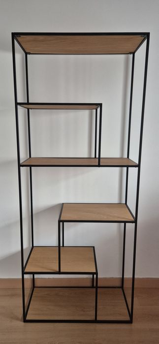 Estante de madeira com ferro preto