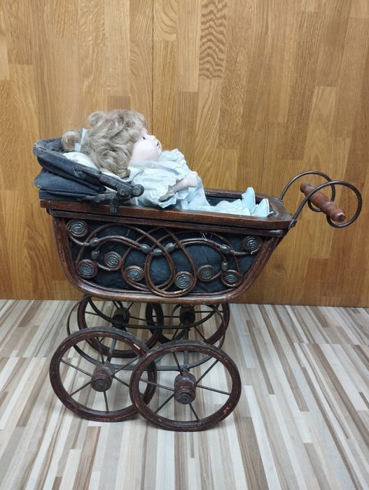 Stara lalka w wózku, zabytkowy wózek retro, dekoracja