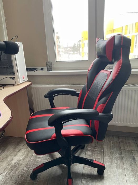 Ігрове крісло з подушками та підствкою для ніг