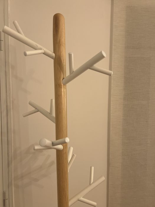 Cabide branco estilo árvore gato preto