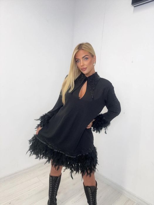 Piękna sukienka z piórami logo paparazzi fashion