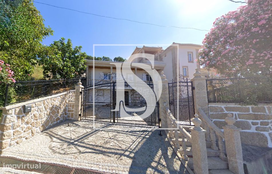 Moradia com 6 suítes e Piscina