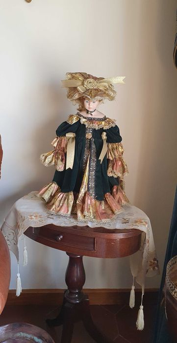 Boneca de porcelana, vintage e com suporte.