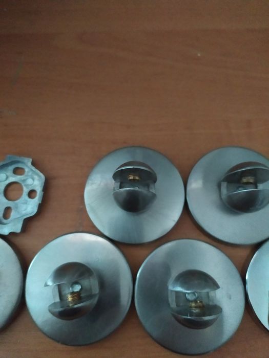 Uchwyty do szyb półek szklanych