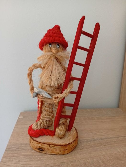 Figurka strażaka z drabiną.