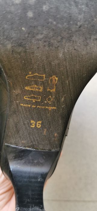 Botins pretos em pele