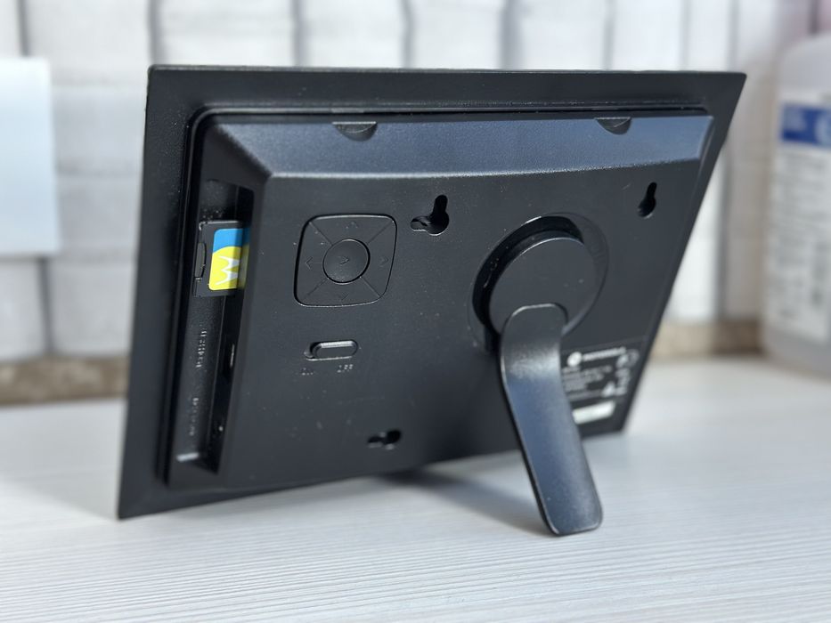 Цифровая фоторамка Motorola MF700/7