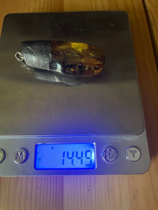 Nowa zawieszka z czarnego dębu i bursztynu