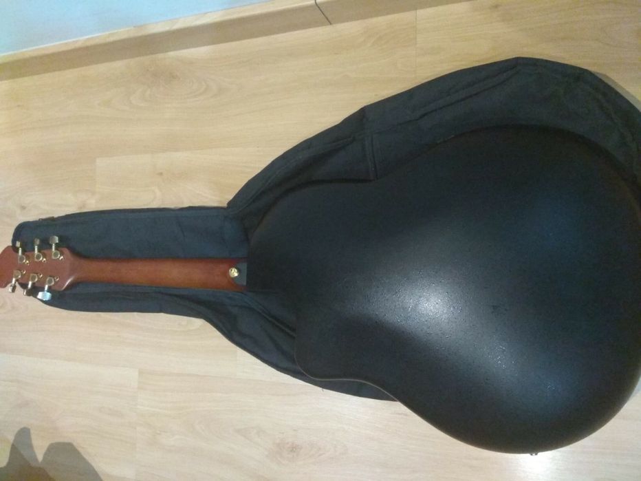 Violão elétrico com certificado de autenticidade impecável.