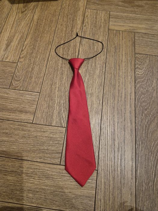 Czerwony krawat chłopięcy