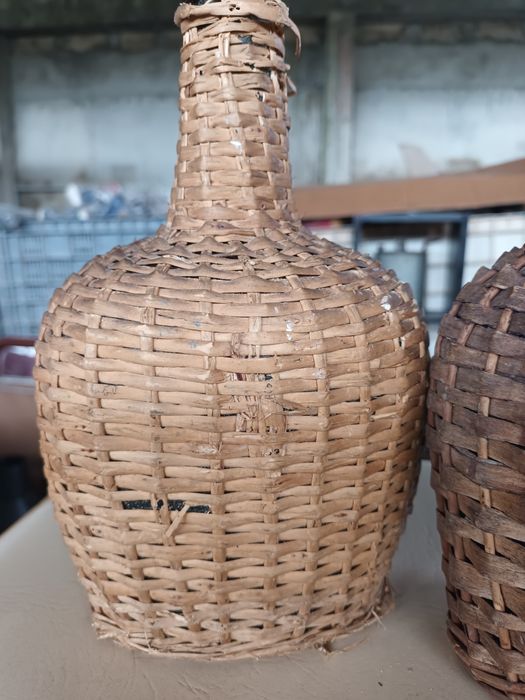 Garrafões pequenos espalhados