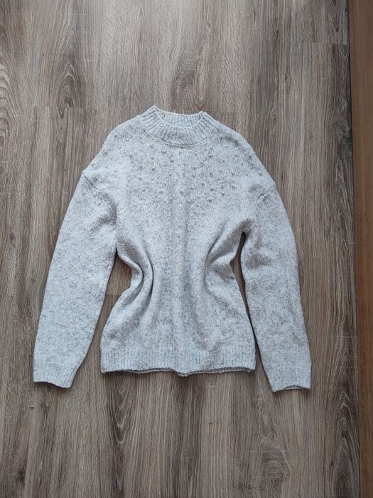 Szary sweter damski ozdobiony perełkami półgolf Sinsay rozmiar S