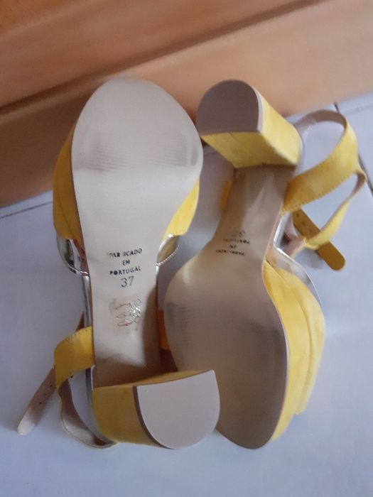 Sandálias amarelas de Camurça Salto Alto ( Marca  IN  Shoes ) Novas