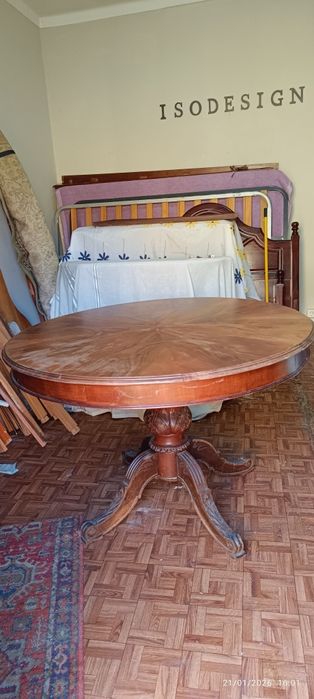 Mesa redonda em nogueira