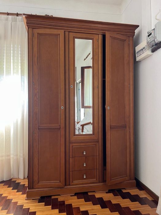 Quarto completo em madeira – estilo clássico e intemporal