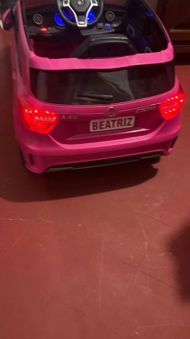 Mercedes A45 AMG elétrico para menina