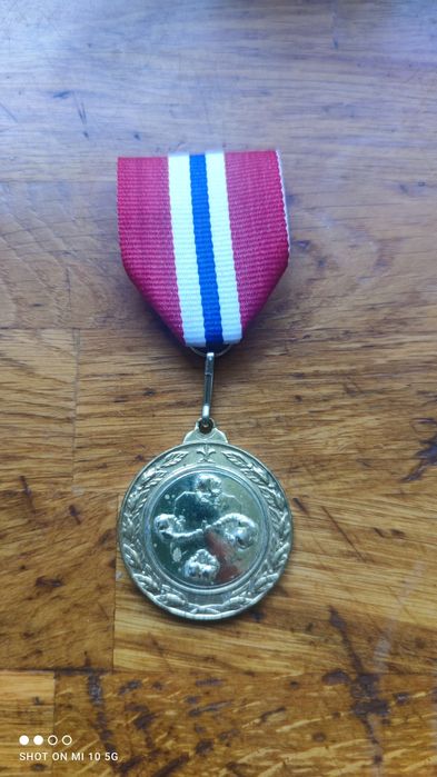 Order militarny złoty czerwona wstążka ozdoba broszka