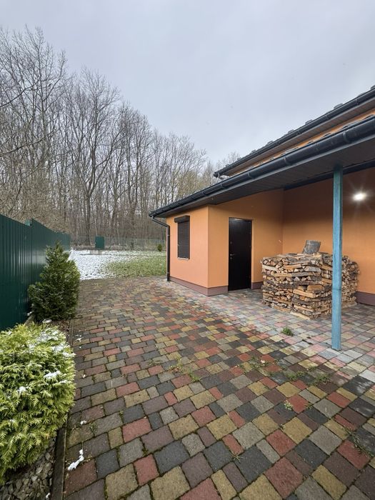 Готовий будинок біля лісу,поруч міста,готовий до заселення.